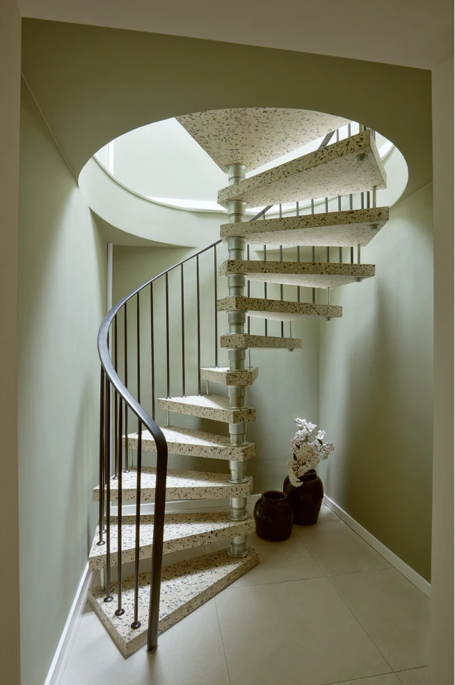 Bild einer Wendeltreppe in einem möblierten Aparment